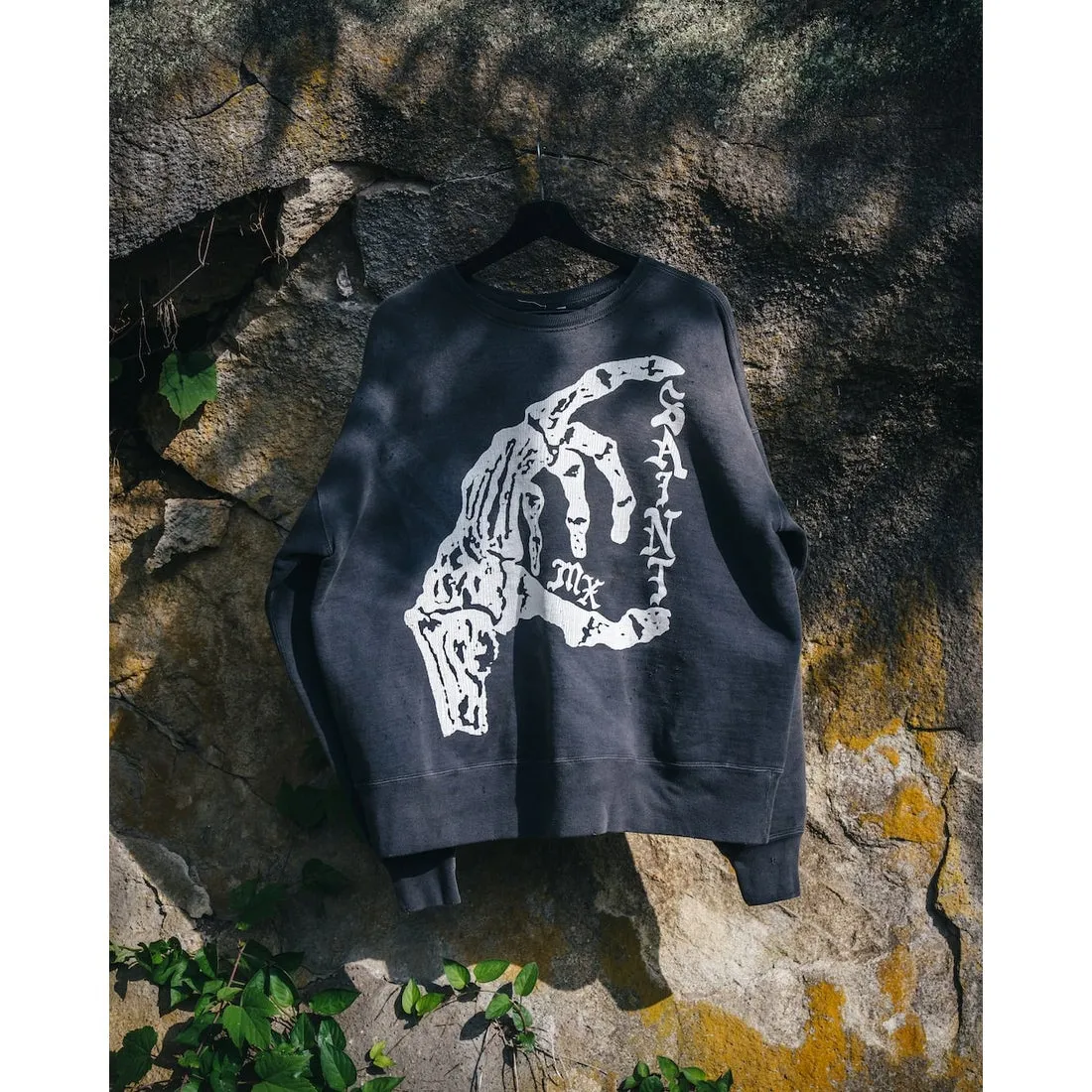 SAINT M×××××× BONE SAINT CREW SWT/BLK Bone SAINT destruction sweatshirt, washed black S-XL Assute dyeing, genuine whole garment sprayed with horse-hair fading process, collar/cuffs frayed in many places, front and rear panels/sleeves super complex fraying, heavy washing and water distressing, correct fruit mark/angel mark